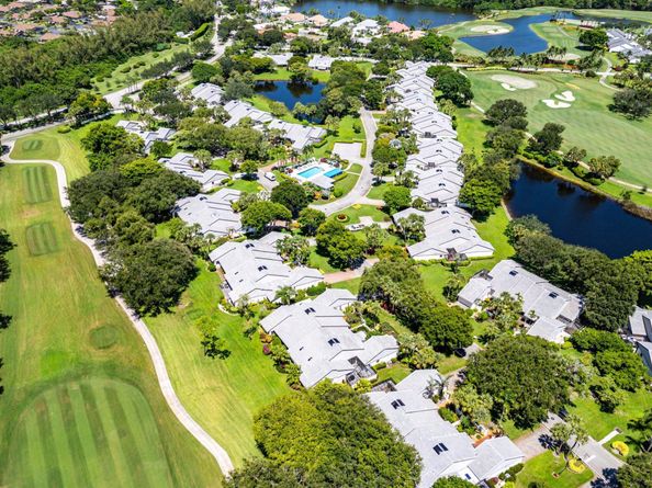 17 Clubhouse Lane, Boynton Beach FL 33436
