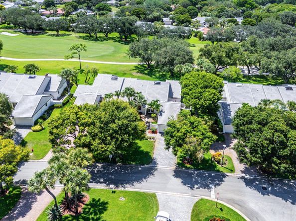 17 Clubhouse Lane, Boynton Beach FL 33436
