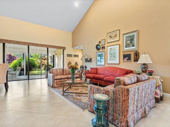 17 Clubhouse Lane, Boynton Beach FL 33436