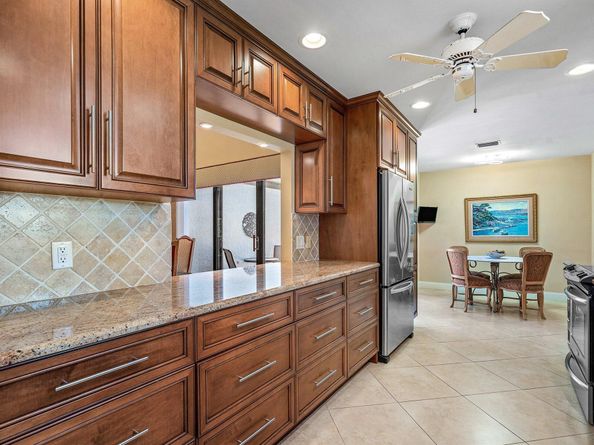 17 Clubhouse Lane, Boynton Beach FL 33436