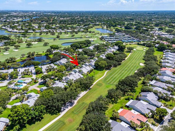 17 Clubhouse Lane, Boynton Beach FL 33436