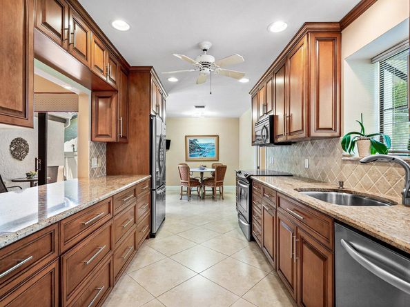 17 Clubhouse Lane, Boynton Beach FL 33436