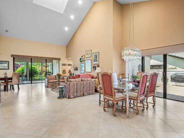 17 Clubhouse Lane, Boynton Beach FL 33436