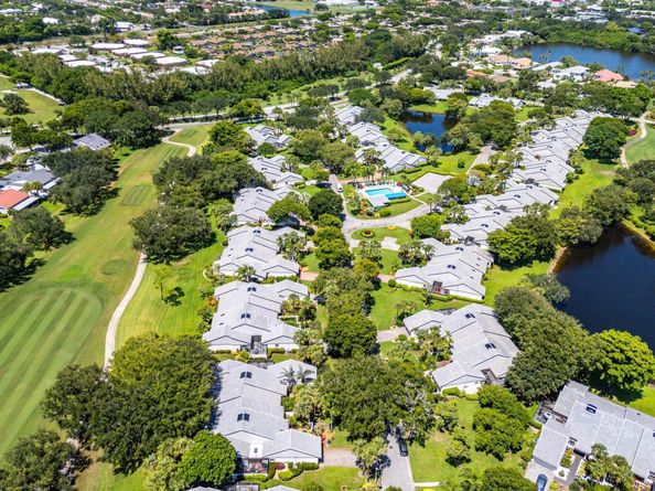 17 Clubhouse Lane, Boynton Beach FL 33436