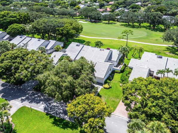 17 Clubhouse Lane, Boynton Beach FL 33436