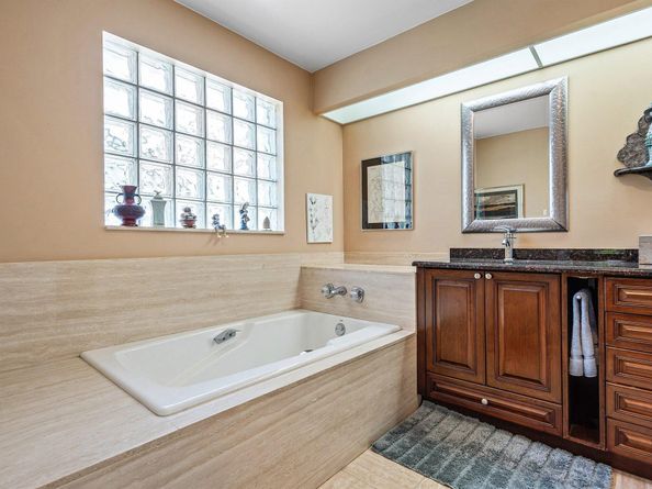 17 Clubhouse Lane, Boynton Beach FL 33436