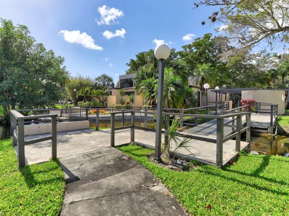 2334 S Cypress Bend Dr 511, Pompano Beach FL 33069