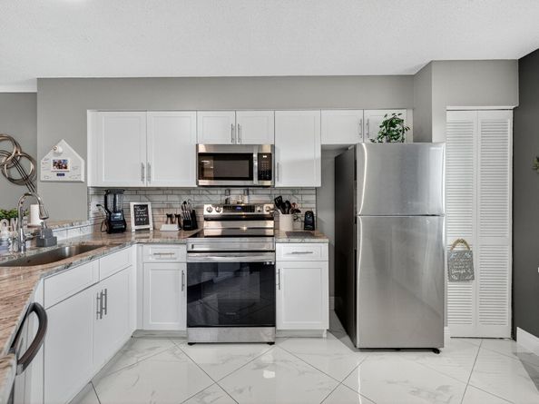 2334 S Cypress Bend Dr 511, Pompano Beach FL 33069