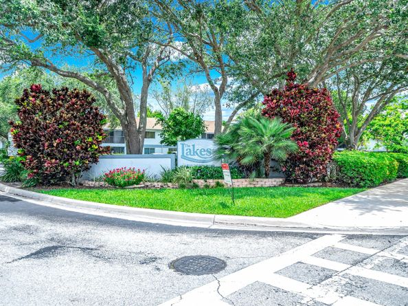 2717 S Oakland Forest Drive 102, Oakland Park FL 33309