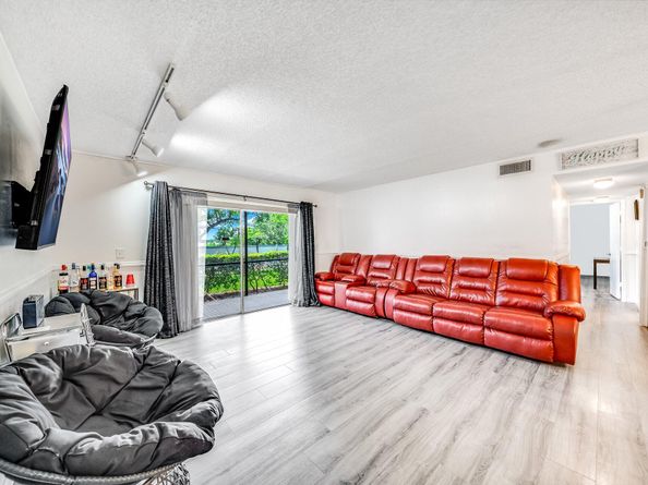 2717 S Oakland Forest Drive 102, Oakland Park FL 33309