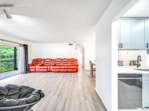 2717 S Oakland Forest Drive 102, Oakland Park FL 33309