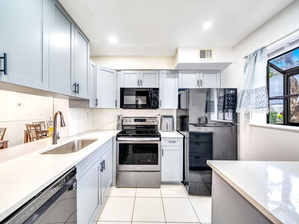 2717 S Oakland Forest Drive 102, Oakland Park FL 33309