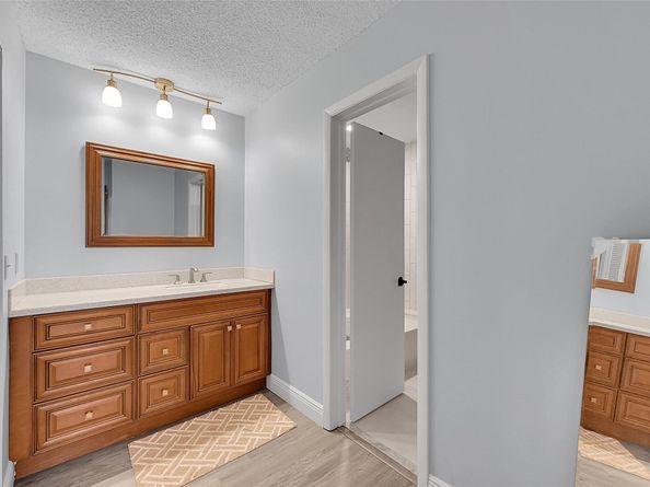 37 Lakeside Cir 194, Sunrise FL 33326