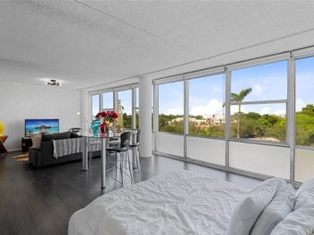 900 Bay Dr
