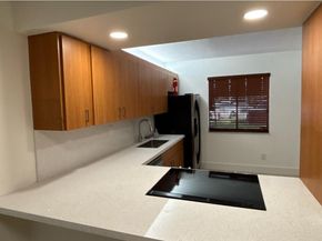 235 Lakeview Dr 104, Weston FL 33326