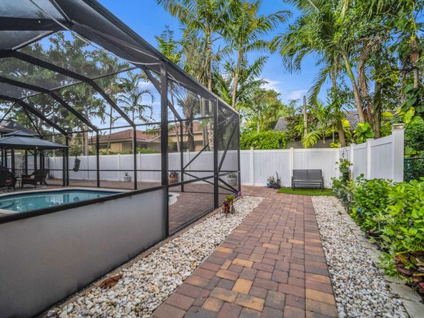 5523 NW 57th Ter, Coral Springs FL 33067