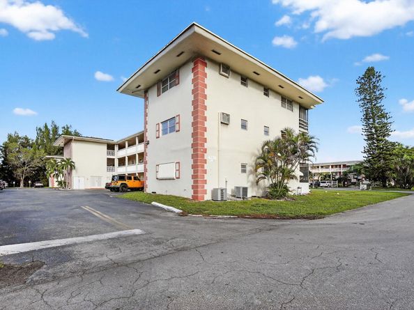 4770 NW 10th Court 104, Plantation FL 33313