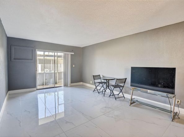 4770 NW 10th Court 104, Plantation FL 33313