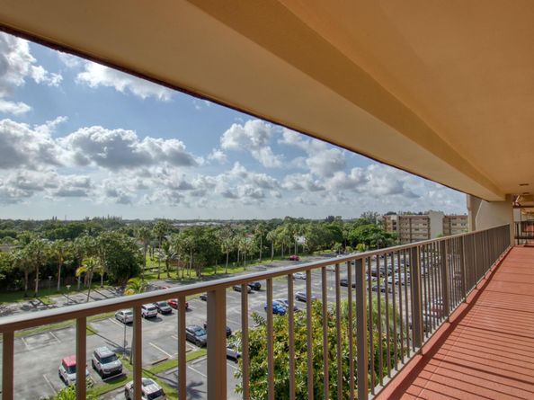 3590 Via Poinciana 614, Lake Worth FL 33467