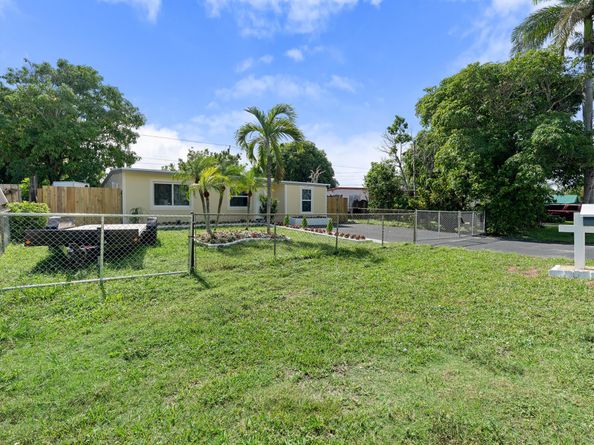 200 Plum Tree Drive, Lake Worth FL 33462