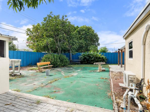 200 Plum Tree Drive, Lake Worth FL 33462