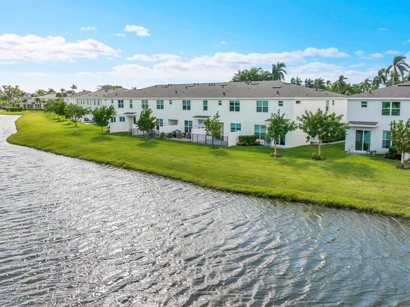 6933 Harbours Edge Avenue, Lake Worth FL 33467