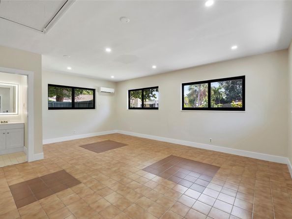 617 NE 38th St, Oakland Park FL 33334