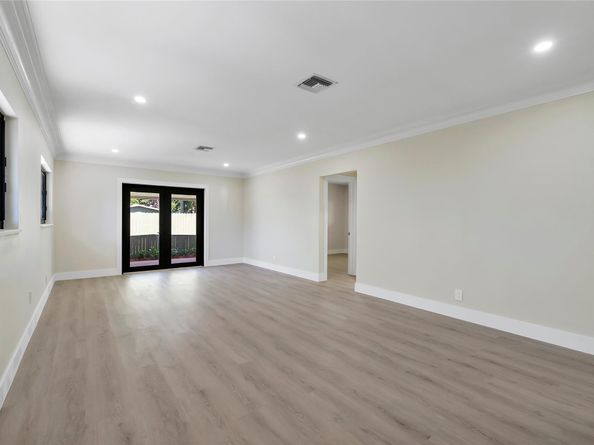 617 NE 38th St, Oakland Park FL 33334