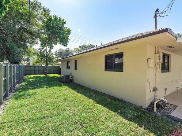 617 NE 38th St, Oakland Park FL 33334