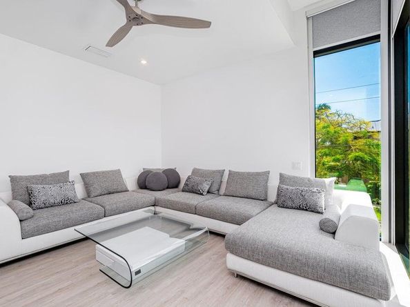 925 NE 6th Street, Fort Lauderdale FL 33304