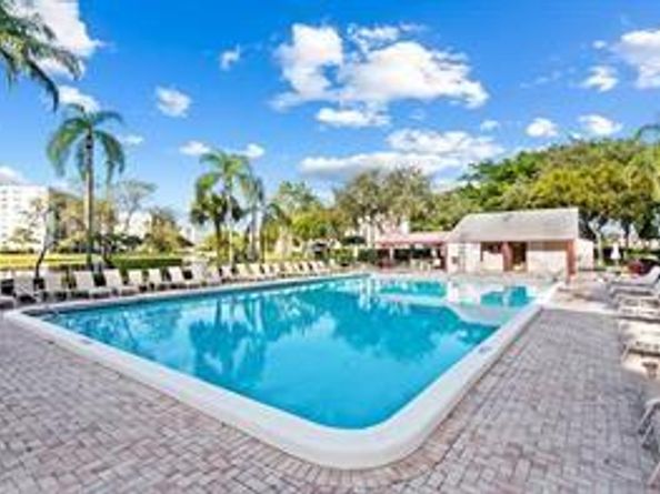 2106 S Cypress Bend Dr 404, Pompano Beach FL 33069