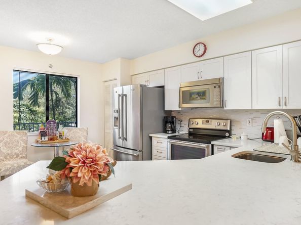 2334 S Cypress Bend Dr 302, Pompano Beach FL 33069