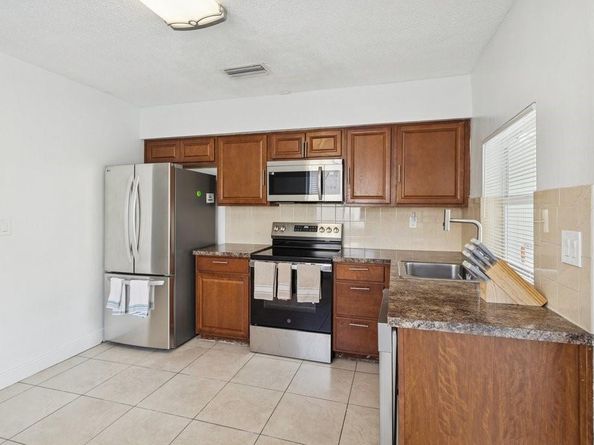 6888 NW 30th St, Sunrise FL 33313