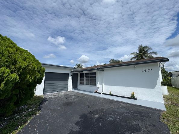 8971 NW 8th St, Pembroke Pines FL 33024