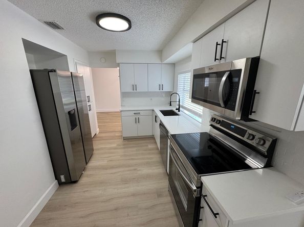 8971 NW 8th St, Pembroke Pines FL 33024