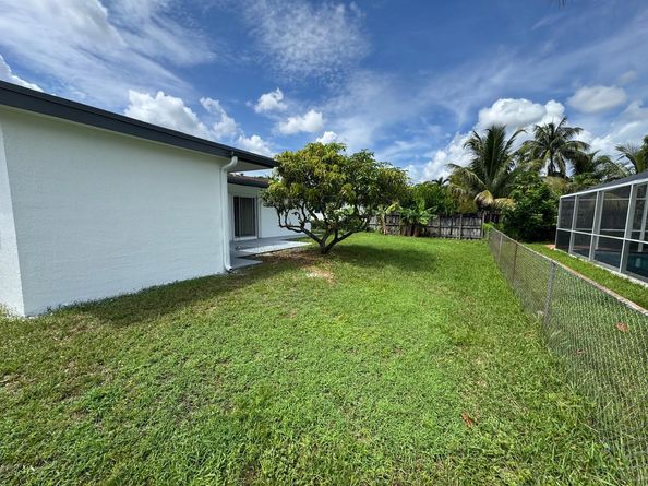 8971 NW 8th St, Pembroke Pines FL 33024