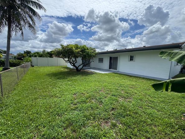 8971 NW 8th St, Pembroke Pines FL 33024
