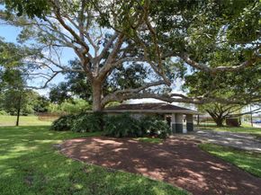 820 Alamanda Ct, Plantation FL 33317