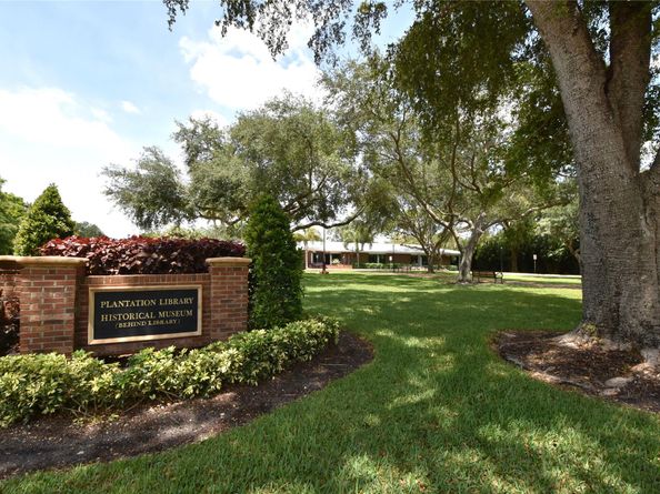820 Alamanda Ct, Plantation FL 33317