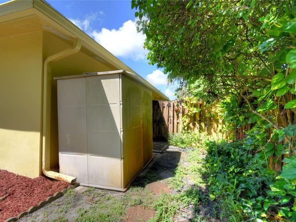 820 Alamanda Ct, Plantation FL 33317