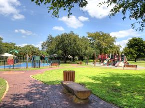 820 Alamanda Ct, Plantation FL 33317