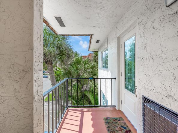 9411 N Hollybrook Lake Dr 310, Pembroke Pines FL 33025