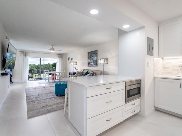 9411 N Hollybrook Lake Dr 310, Pembroke Pines FL 33025