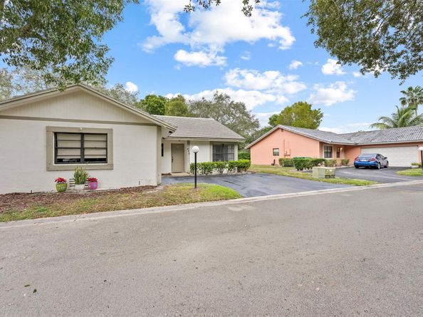 425 Shadow Wood Ln, Coral Springs FL 33071