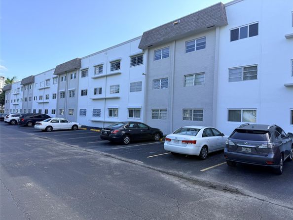 501 Blue Heron Dr 221A, Hallandale Beach FL 33009