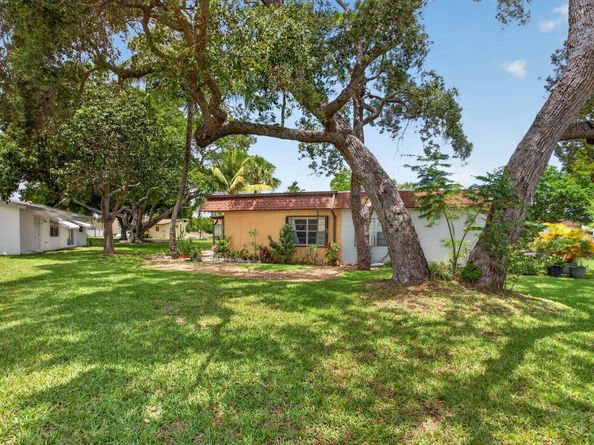 2002 SW Natura Boulevard B, Deerfield Beach FL 33441