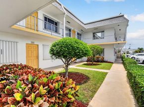 3240 Lake Osborne Drive Apt 104, Lake Worth Beach FL 33461