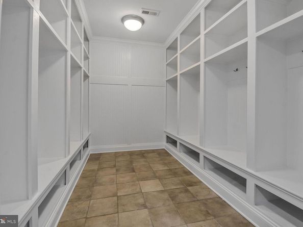 1935 Foxview Circle NW, Washington DC 20007