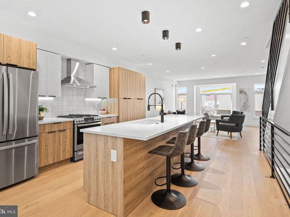 2816 S 9TH Street, Philadelphia PA 19148