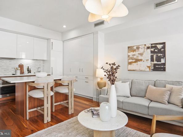 621 S 24TH Street 204, Philadelphia PA 19146